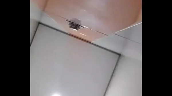 Latina fitness se corre en baño de gym