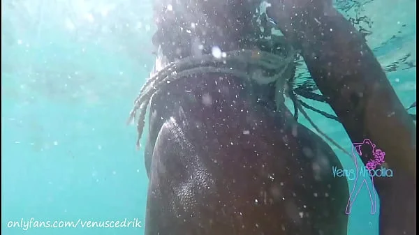 Venus Afrodita follando en una playa pública