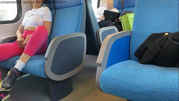 MASTURBO UNO SCONOSCIUTO IN TRENO DAVANTI A TUTTI