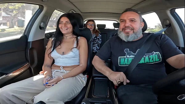 Serena Santori na primeira vez da novinha ela tirou tudo no carro e chupou o motorista