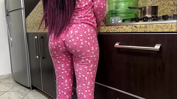 Mi Deliciosa Hijastra Cocinando en Pijama no me pude aguantar a su Culo y mi esposa que esta viajando - Amateur Casero