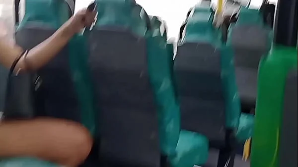 Me exibi dentro do ônibus e o corno melou a cueca