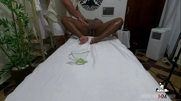 FLAGRANTE - Pretinha gostosa personal da academia foi filmada PELADINHA chupando o terapeuta -  Massagem tantrica