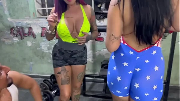 Stella smeets e Lolla Martinelli na academia fudendo com o PISTOLINHA , essa cena completa no SHEER e red