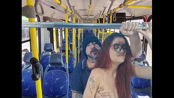 Estudande e fodida por estranho dentro do onibus!