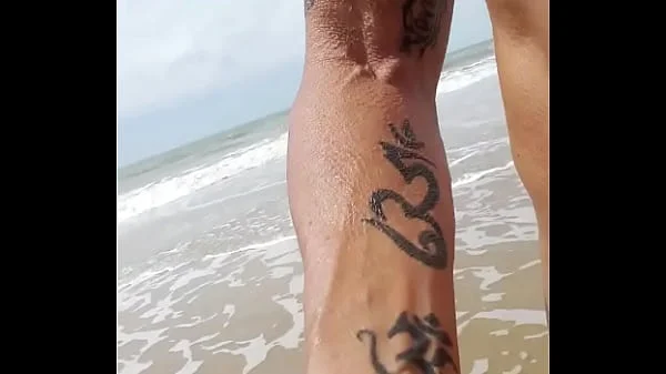 exhib de ma bite et mon cul sur la plage naturiste et pipi dans la mer, partie 1,