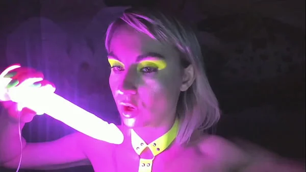 kelly copperfield deepthroats LED glowing dildo on webcam