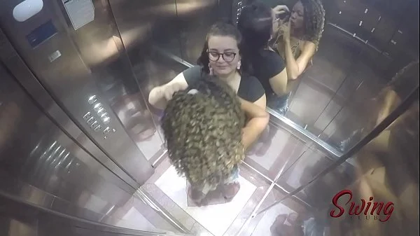 Flagramos a Bonequinha Sado e Arlequina no elevador da putaria - Vídeo completo no RED