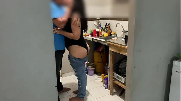 Me culeo a mi amiga en la cocina esta enojada por que el marido la mando a lavar los platos le meto la verga en la vagina y en la boca y el pendejo del marido ve television ni cuenta se da