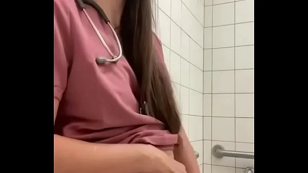 enfermera se masturba en el baño del hospital