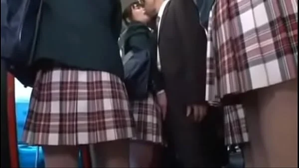 Extraño seduce y coje a colegiala en el bus 1