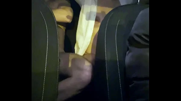 Pareja joven amateur follando en un taxi en Madrid con camara oculta