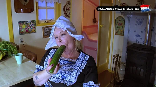 Nederlandse MILF boerin masturbeert met een Dildo! (Hollandse Vieze Spelletjes) - Dildo Tikken, Nederlands gesproken porno!