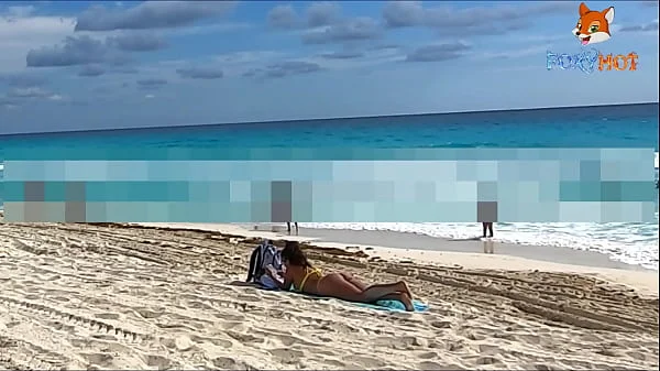 Exhibiendome un poco en la playa, mostrando mi culo en tanga y mis tetas al aire