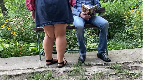 Big ass milf pee next to me in the park on a bench