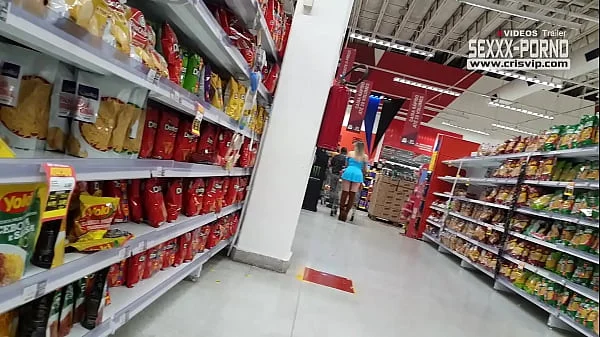 Loira gostosa sem calcinha no supermercado