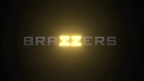 MILF Gets Railed By Cocky Mover - Robbin Banx / Brazzers  / stream full from www.zzfull.com/mover